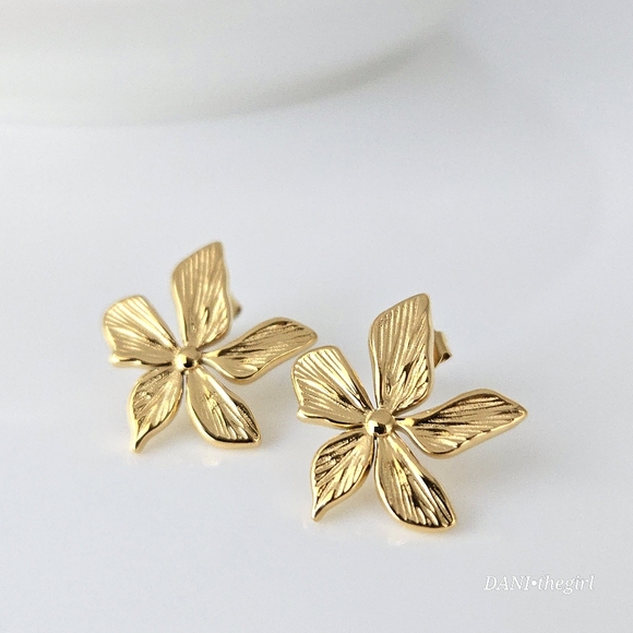 NEW Gold Plumeria Flower Stud Earrings - Picture 1 of 10